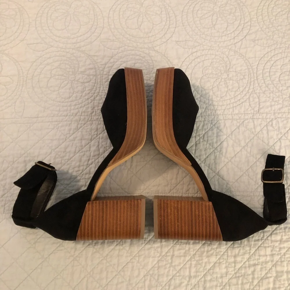 House of Harlow 1960 Tanner platform block heel. Black faux suede. Size 9 1/2. - Picture 6 of 9